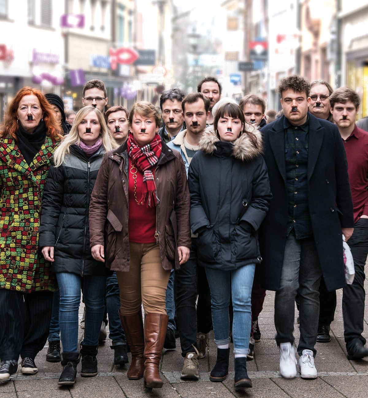 Er ist wieder da nach Timur Vermes im Wallgraben Theater Freiburg